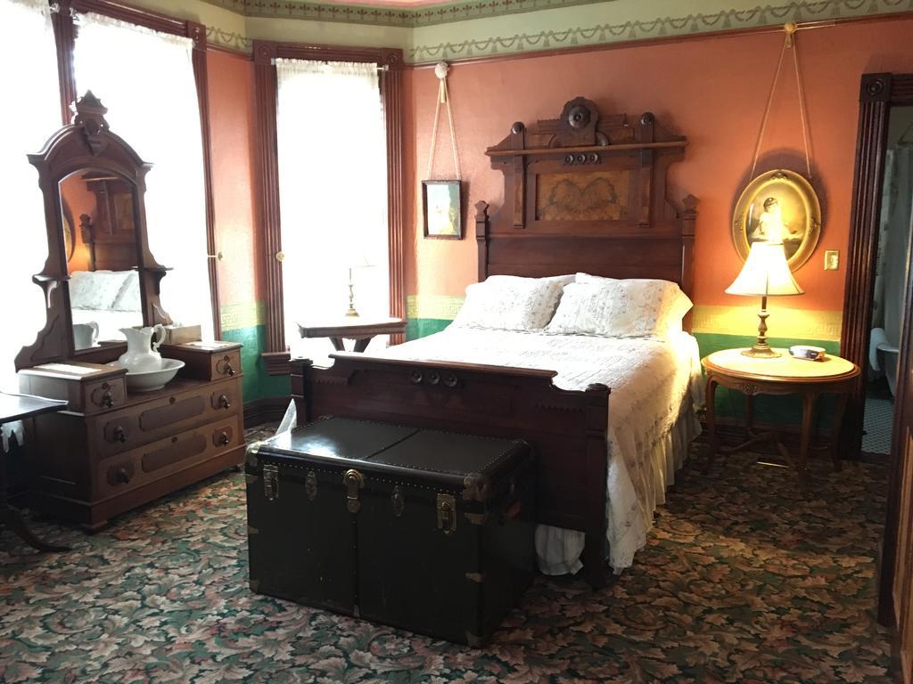 Deluxe Queen Suite